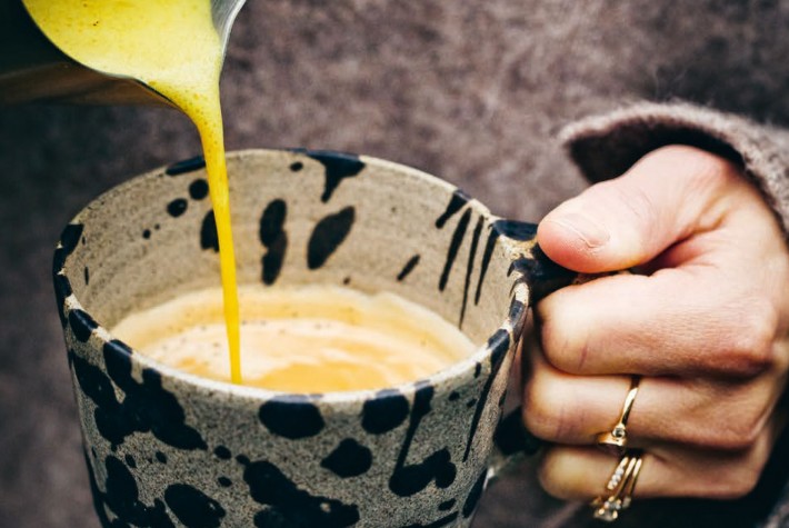 Gouden cappuccino met specerijen