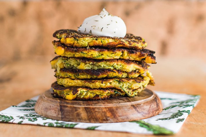 Courgettefritters met crispy mais