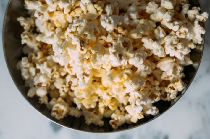 Vegan cheesy popcorn à la Cameron Diaz