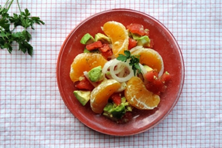 Salade van zoete ui, sinaasappel en avocado
